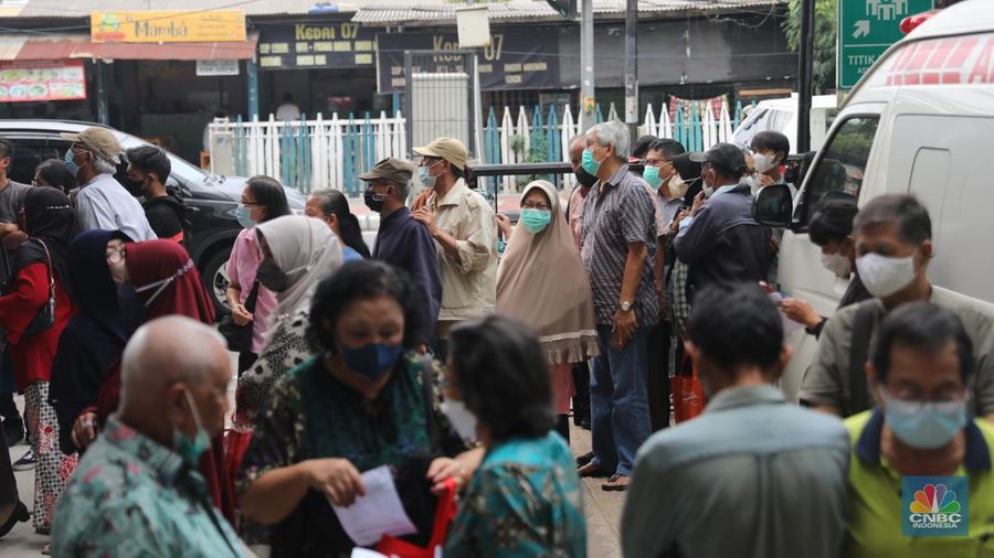 Pengunjung lansia mengantri mendafrar vaksin booster kedua di Puskesmas Kebayoran Lama, Jumat, 25/11. Sebagai upaya mitigasi peningkatan kasus dan munculnya subvarian baru, pemerintah mulai menggenjot cakupan vaksinasi COVID-19 baik dosis lengkap maupun booster. (CNBC Indonesia/Muhammad Sabki)