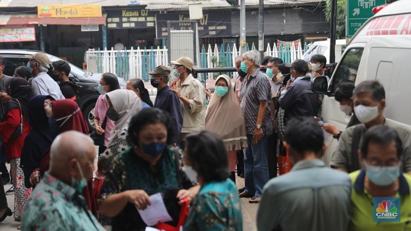 Pengunjung lansia mengantri mendafrar vaksin booster kedua di Puskesmas Kebayoran Lama, Jumat, 25/11. Sebagai upaya mitigasi peningkatan kasus dan munculnya subvarian baru, pemerintah mulai menggenjot cakupan vaksinasi COVID-19 baik dosis lengkap maupun booster. (CNBC Indonesia/Muhammad Sabki)