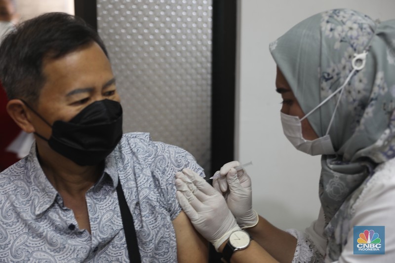 Pengunjung lansia mengantri mendafrar vaksin booster kedua di Puskesmas Kebayoran Lama, Jumat, 25/11. Sebagai upaya mitigasi peningkatan kasus dan munculnya subvarian baru, pemerintah mulai menggenjot cakupan vaksinasi COVID-19 baik dosis lengkap maupun booster. (CNBC Indonesia/Muhammad Sabki) Pengunjung lansia mengantri mendafrar vaksin booster kedua di Puskesmas Kebayoran Lama, Jumat, 25/11. Sebagai upaya mitigasi peningkatan kasus dan munculnya subvarian baru, pemerintah mulai menggenjot cakupan vaksinasi COVID-19 baik dosis lengkap maupun booster. (CNBC Indonesia/Muhammad Sabki)