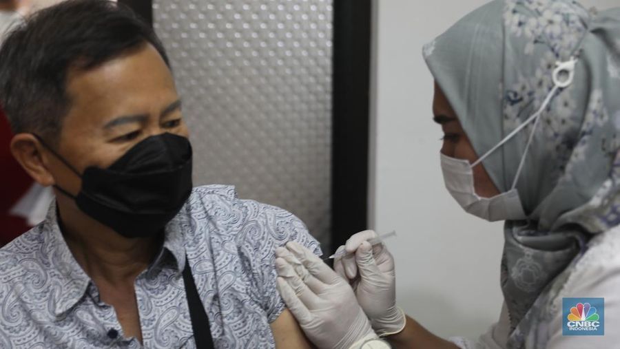 Pengunjung lansia mengantri mendafrar vaksin booster kedua di Puskesmas Kebayoran Lama, Jumat, 25/11. Sebagai upaya mitigasi peningkatan kasus dan munculnya subvarian baru, pemerintah mulai menggenjot cakupan vaksinasi COVID-19 baik dosis lengkap maupun booster. (²©²ÊÍøÕ¾/Muhammad Sabki)