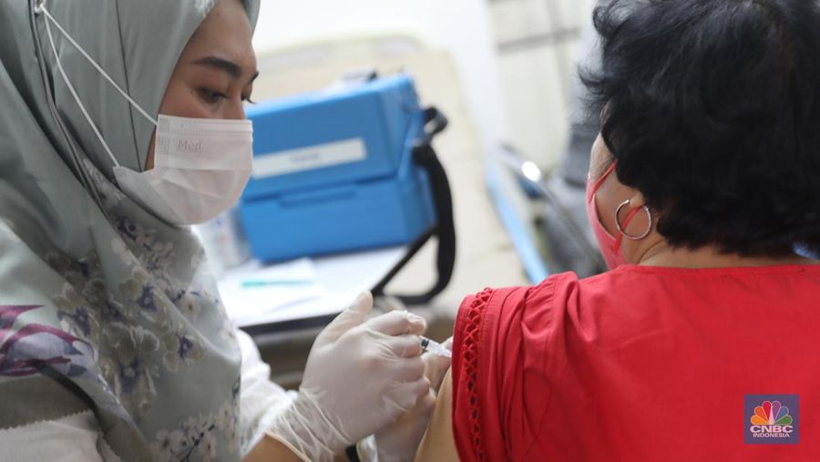 Pengunjung lansia mengantri mendafrar vaksin booster kedua di Puskesmas Kebayoran Lama, Jumat, 25/11. Sebagai upaya mitigasi peningkatan kasus dan munculnya subvarian baru, pemerintah mulai menggenjot cakupan vaksinasi COVID-19 baik dosis lengkap maupun booster. (²©²ÊÍøÕ¾/Muhammad Sabki)