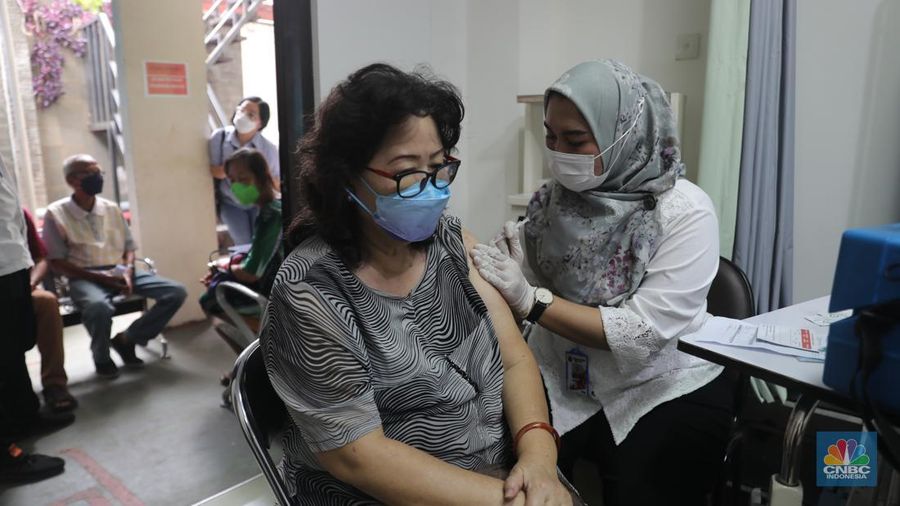 Pengunjung lansia mengantri mendafrar vaksin booster kedua di Puskesmas Kebayoran Lama, Jumat, 25/11. Sebagai upaya mitigasi peningkatan kasus dan munculnya subvarian baru, pemerintah mulai menggenjot cakupan vaksinasi COVID-19 baik dosis lengkap maupun booster. (CNBC Indonesia/Muhammad Sabki)