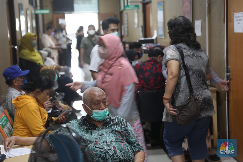 Pengunjung lansia mengantri mendafrar vaksin booster kedua di Puskesmas Kebayoran Lama, Jumat, 25/11. Sebagai upaya mitigasi peningkatan kasus dan munculnya subvarian baru, pemerintah mulai menggenjot cakupan vaksinasi COVID-19 baik dosis lengkap maupun booster. (CNBC Indonesia/Muhammad Sabki) Pengunjung lansia mengantri mendafrar vaksin booster kedua di Puskesmas Kebayoran Lama, Jumat, 25/11. Sebagai upaya mitigasi peningkatan kasus dan munculnya subvarian baru, pemerintah mulai menggenjot cakupan vaksinasi COVID-19 baik dosis lengkap maupun booster. (CNBC Indonesia/Muhammad Sabki)