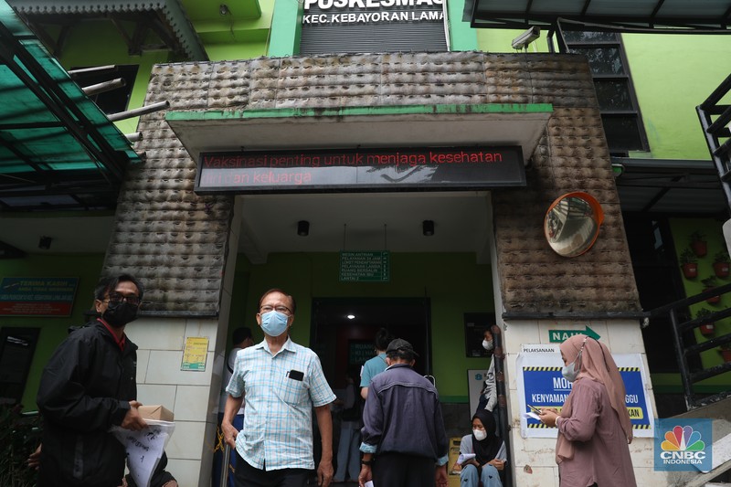 Pengunjung lansia mengantri mendafrar vaksin booster kedua di Puskesmas Kebayoran Lama, Jumat, 25/11. Sebagai upaya mitigasi peningkatan kasus dan munculnya subvarian baru, pemerintah mulai menggenjot cakupan vaksinasi COVID-19 baik dosis lengkap maupun booster. (CNBC Indonesia/Muhammad Sabki) Pengunjung lansia mengantri mendafrar vaksin booster kedua di Puskesmas Kebayoran Lama, Jumat, 25/11. Sebagai upaya mitigasi peningkatan kasus dan munculnya subvarian baru, pemerintah mulai menggenjot cakupan vaksinasi COVID-19 baik dosis lengkap maupun booster. (CNBC Indonesia/Muhammad Sabki)