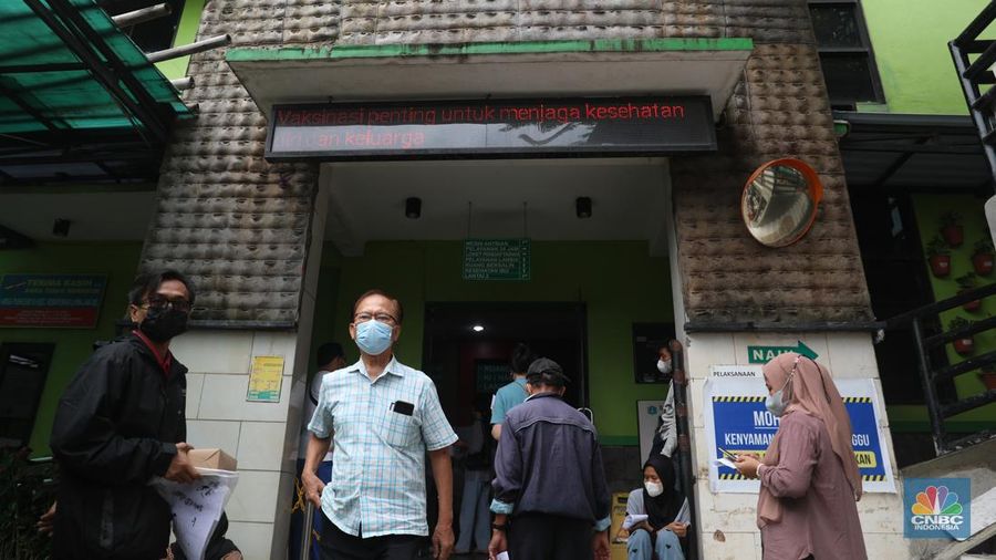 Pengunjung lansia mengantri mendafrar vaksin booster kedua di Puskesmas Kebayoran Lama, Jumat, 25/11. Sebagai upaya mitigasi peningkatan kasus dan munculnya subvarian baru, pemerintah mulai menggenjot cakupan vaksinasi COVID-19 baik dosis lengkap maupun booster. (CNBC Indonesia/Muhammad Sabki)