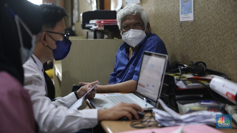 Pengunjung lansia mengantri mendafrar vaksin booster kedua di Puskesmas Kebayoran Lama, Jumat, 25/11. Sebagai upaya mitigasi peningkatan kasus dan munculnya subvarian baru, pemerintah mulai menggenjot cakupan vaksinasi COVID-19 baik dosis lengkap maupun booster. (CNBC Indonesia/Muhammad Sabki) Pengunjung lansia mengantri mendafrar vaksin booster kedua di Puskesmas Kebayoran Lama, Jumat, 25/11. Sebagai upaya mitigasi peningkatan kasus dan munculnya subvarian baru, pemerintah mulai menggenjot cakupan vaksinasi COVID-19 baik dosis lengkap maupun booster. (CNBC Indonesia/Muhammad Sabki)