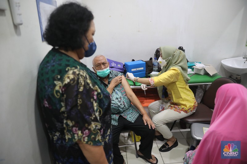 Pengunjung lansia mengantri mendafrar vaksin booster kedua di Puskesmas Kebayoran Lama, Jumat, 25/11. Sebagai upaya mitigasi peningkatan kasus dan munculnya subvarian baru, pemerintah mulai menggenjot cakupan vaksinasi COVID-19 baik dosis lengkap maupun booster. (CNBC Indonesia/Muhammad Sabki) Pengunjung lansia mengantri mendafrar vaksin booster kedua di Puskesmas Kebayoran Lama, Jumat, 25/11. Sebagai upaya mitigasi peningkatan kasus dan munculnya subvarian baru, pemerintah mulai menggenjot cakupan vaksinasi COVID-19 baik dosis lengkap maupun booster. (CNBC Indonesia/Muhammad Sabki)