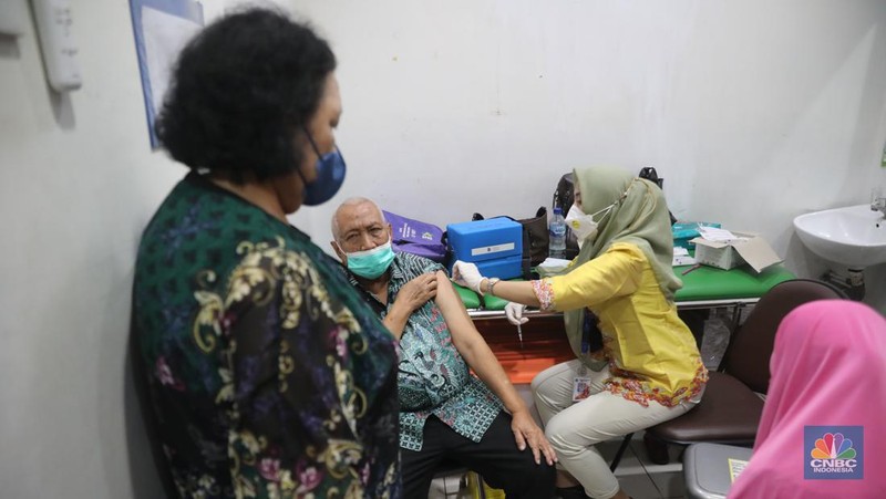 Pengunjung lansia mengantri mendafrar vaksin booster kedua di Puskesmas Kebayoran Lama, Jumat, 25/11. Sebagai upaya mitigasi peningkatan kasus dan munculnya subvarian baru, pemerintah mulai menggenjot cakupan vaksinasi COVID-19 baik dosis lengkap maupun booster. (CNBC Indonesia/Muhammad Sabki)