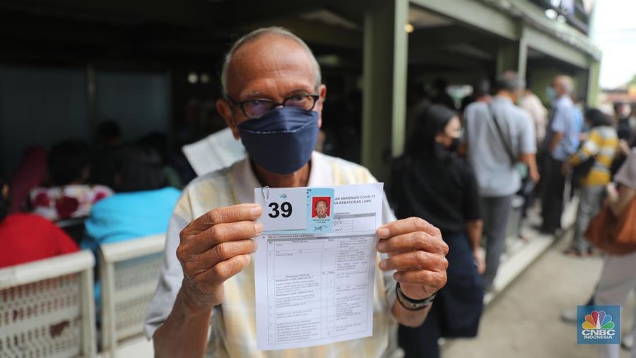 Pengunjung lansia mengantri mendafrar vaksin booster kedua di Puskesmas Kebayoran Lama, Jumat, 25/11. Sebagai upaya mitigasi peningkatan kasus dan munculnya subvarian baru, pemerintah mulai menggenjot cakupan vaksinasi COVID-19 baik dosis lengkap maupun booster. (CNBC Indonesia/Muhammad Sabki)