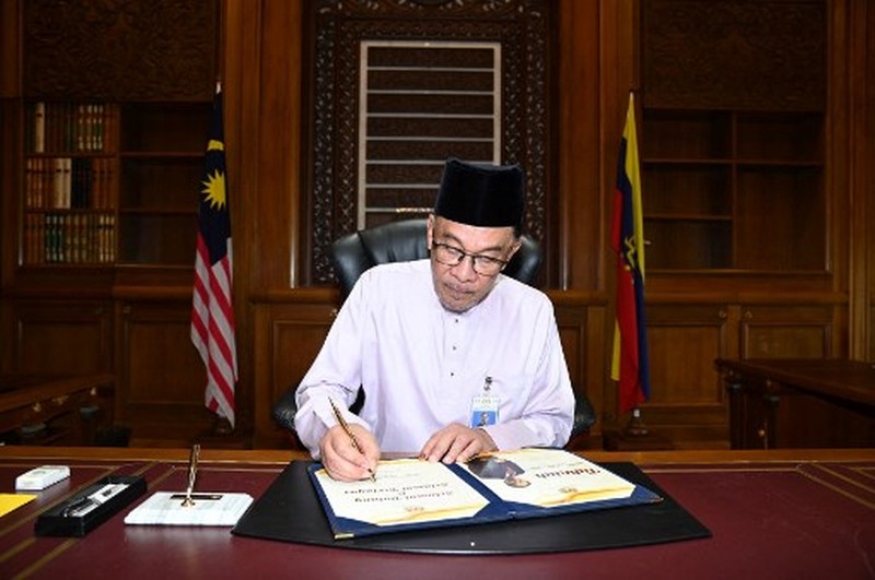 Perdana Menteri Malaysia Anwar Ibrahim, depan, tiba di kantor perdana menteri di Putrajaya, Malaysia pada hari pertamanya Jumat, 25 November 2022. AP/ Perdana Menteri Malaysia Anwar Ibrahim, depan, tiba di kantor perdana menteri di Putrajaya, Malaysia pada hari pertamanya Jumat, 25 November 2022. AP/