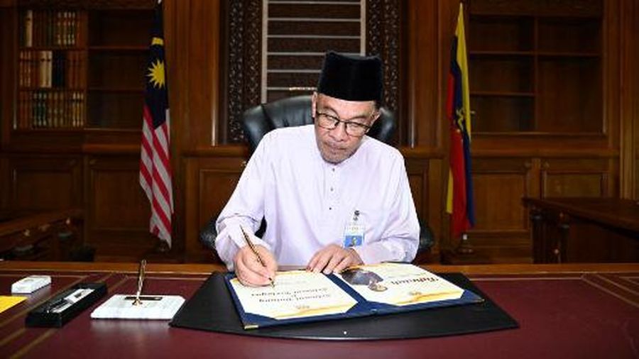 Perdana Menteri Malaysia Anwar Ibrahim, depan, tiba di kantor perdana menteri di Putrajaya, Malaysia pada hari pertamanya Jumat, 25 November 2022. AP/