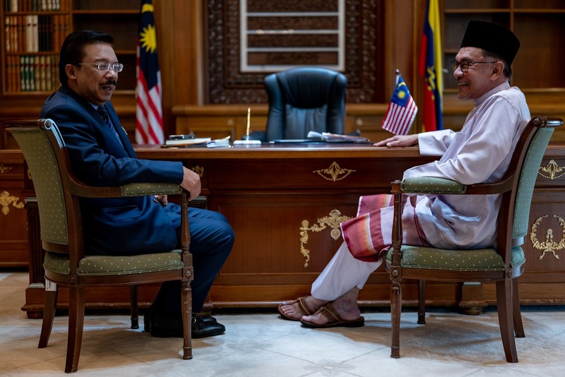 Perdana Menteri Malaysia Anwar Ibrahim, depan, tiba di kantor perdana menteri di Putrajaya, Malaysia pada hari pertamanya Jumat, 25 November 2022. AP/ Perdana Menteri Malaysia Anwar Ibrahim, depan, tiba di kantor perdana menteri di Putrajaya, Malaysia pada hari pertamanya Jumat, 25 November 2022. AP/