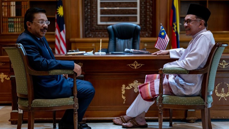 Perdana Menteri Malaysia Anwar Ibrahim, depan, tiba di kantor perdana menteri di Putrajaya, Malaysia pada hari pertamanya Jumat, 25 November 2022. AP/