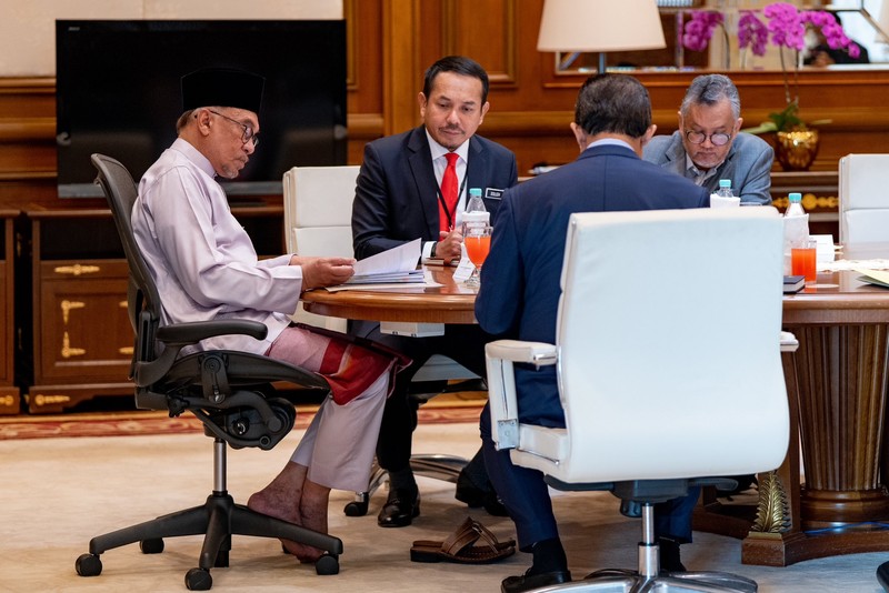 Perdana Menteri Malaysia Anwar Ibrahim, depan, tiba di kantor perdana menteri di Putrajaya, Malaysia pada hari pertamanya Jumat, 25 November 2022. AP/ Perdana Menteri Malaysia Anwar Ibrahim, depan, tiba di kantor perdana menteri di Putrajaya, Malaysia pada hari pertamanya Jumat, 25 November 2022. AP/