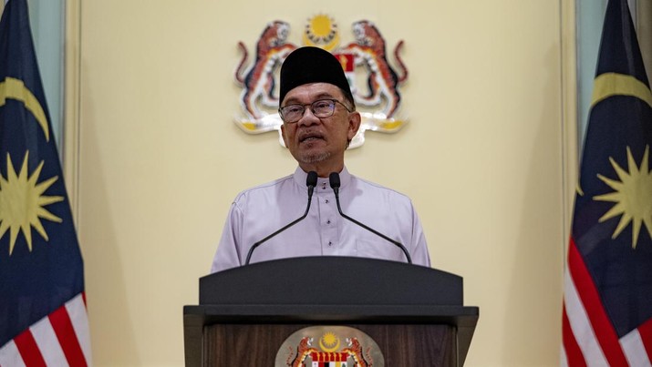 Perdana Menteri Malaysia Anwar Ibrahim, depan, tiba di kantor perdana menteri di Putrajaya, Malaysia pada hari pertamanya Jumat, 25 November 2022. AP/