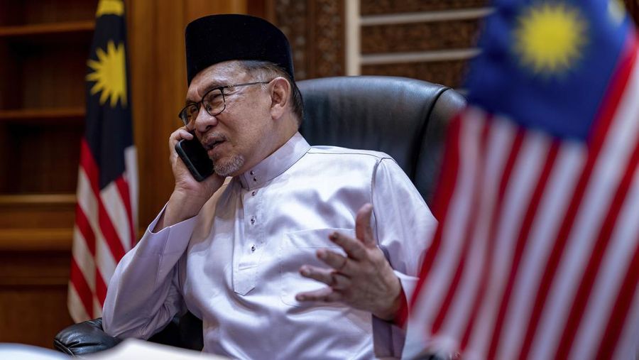 Perdana Menteri Malaysia Anwar Ibrahim, depan, tiba di kantor perdana menteri di Putrajaya, Malaysia pada hari pertamanya Jumat, 25 November 2022. AP/