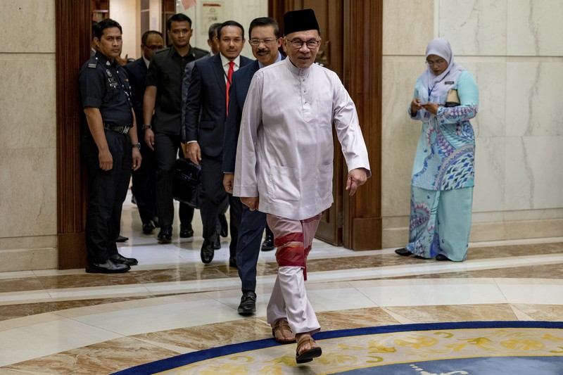 Perdana Menteri Malaysia Anwar Ibrahim, depan, tiba di kantor perdana menteri di Putrajaya, Malaysia pada hari pertamanya Jumat, 25 November 2022. AP/ Perdana Menteri Malaysia Anwar Ibrahim, depan, tiba di kantor perdana menteri di Putrajaya, Malaysia pada hari pertamanya Jumat, 25 November 2022. AP/