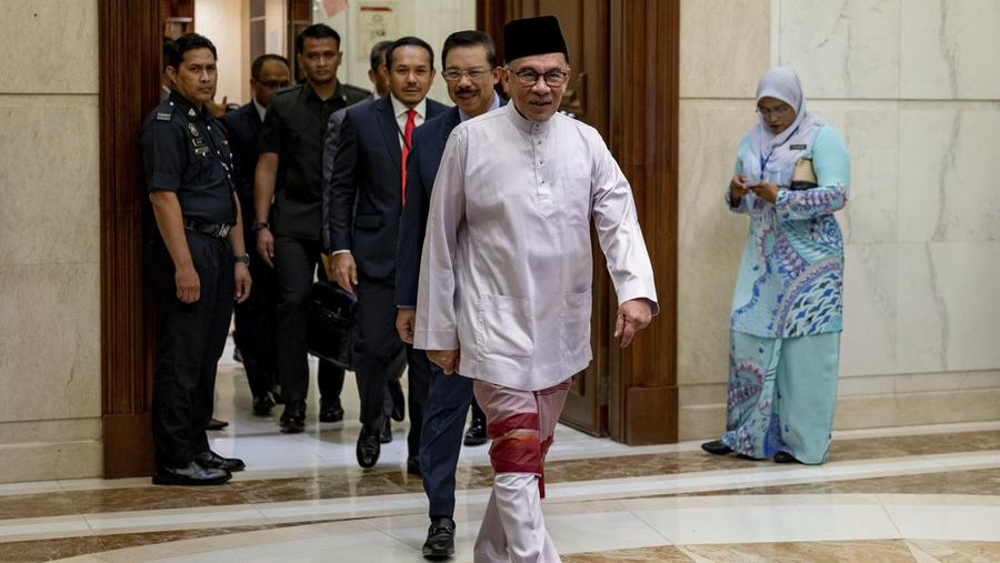Perdana Menteri Malaysia Anwar Ibrahim, depan, tiba di kantor perdana menteri di Putrajaya, Malaysia pada hari pertamanya Jumat, 25 November 2022. AP/