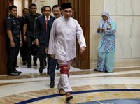 Foto PM Malaysia Anwar Ibrahim Ngantor Perdana, Pakai Sandal