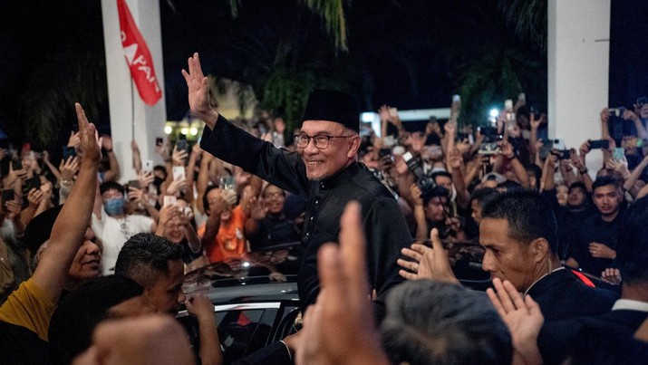 Perdana Menteri Malaysia yang baru diangkat Anwar Ibrahim melambai kepada para pendukungnya setelah konferensi persnya di Sungai Long, Selangor, Malaysia 24 November 2022. Perdana Menteri Malaysia yang baru diangkat Anwar Ibrahim melambai kepada para pendukungnya setelah konferensi persnya di Sungai Long, Selangor, Malaysia 24 November 2022. (Office of Anwar Ibrahim/Sadiq Asyraf/Handout via REUTERS)