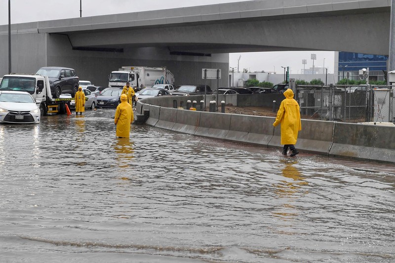 Mobil melewati jalan yang banjir setelah hujan lebat di kota pesisir Saudi Jeddah pada 24 November 2022, yang menunda penerbangan, memaksa penangguhan sekolah dan menutup jalan ke Mekah, kota paling suci bagi umat Islam. - Jeddah, kota berpenduduk sekitar empat juta orang yang terletak di Laut Merah, sering disebut sebagai 