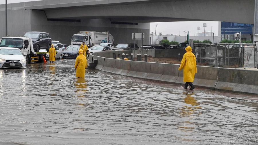 Mobil melewati jalan yang banjir setelah hujan lebat di kota pesisir Saudi Jeddah pada 24 November 2022, yang menunda penerbangan, memaksa penangguhan sekolah dan menutup jalan ke Mekah, kota paling suci bagi umat Islam. - Jeddah, kota berpenduduk sekitar empat juta orang yang terletak di Laut Merah, sering disebut sebagai 