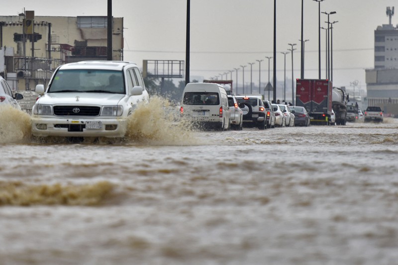 Sebuah kendaraan melewati jalan yang banjir setelah hujan lebat, di Jeddah, Arab Saudi, 24 November 2022. Mobil melewati jalan yang banjir setelah hujan lebat di kota pesisir Saudi Jeddah pada 24 November 2022, yang menunda penerbangan, memaksa penangguhan sekolah dan menutup jalan ke Mekah, kota paling suci bagi umat Islam. - Jeddah, kota berpenduduk sekitar empat juta orang yang terletak di Laut Merah, sering disebut sebagai