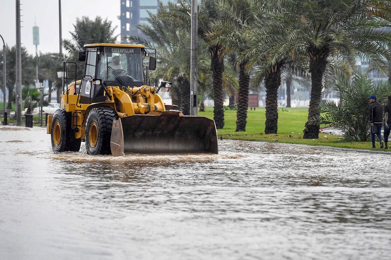 Sebuah kendaraan melewati jalan yang banjir setelah hujan lebat, di Jeddah, Arab Saudi, 24 November 2022. Mobil melewati jalan yang banjir setelah hujan lebat di kota pesisir Saudi Jeddah pada 24 November 2022, yang menunda penerbangan, memaksa penangguhan sekolah dan menutup jalan ke Mekah, kota paling suci bagi umat Islam. - Jeddah, kota berpenduduk sekitar empat juta orang yang terletak di Laut Merah, sering disebut sebagai
