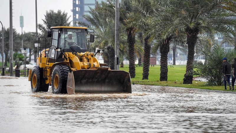 Mobil melewati jalan yang banjir setelah hujan lebat di kota pesisir Saudi Jeddah pada 24 November 2022, yang menunda penerbangan, memaksa penangguhan sekolah dan menutup jalan ke Mekah, kota paling suci bagi umat Islam. - Jeddah, kota berpenduduk sekitar empat juta orang yang terletak di Laut Merah, sering disebut sebagai 