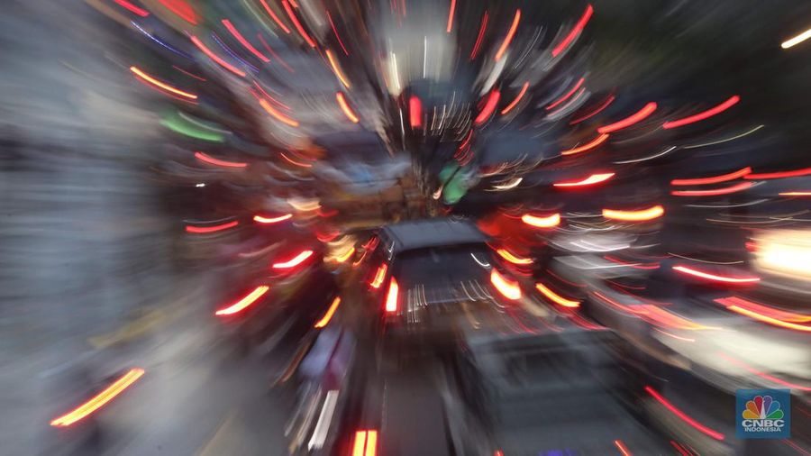 Sejumlah kendara bermotor melintas di trotoar di Kawasan Margonda Depok, Jawa Barat, Jumat, 25/11. Pelebaran trotoar di Jalan Margonda Raya, Depok, Jawa Barat (Jabar) ditargetkan rampung pada akhir tahun 2022. (CNBC Indonesia/Muhammad Sabki)