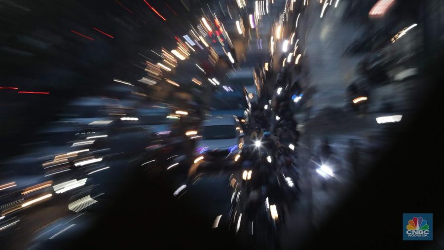 Sejumlah kendara bermotor melintas di trotoar di Kawasan Margonda Depok, Jawa Barat, Jumat, 25/11. Pelebaran trotoar di Jalan Margonda Raya, Depok, Jawa Barat (Jabar) ditargetkan rampung pada akhir tahun 2022. (CNBC Indonesia/Muhammad Sabki)
