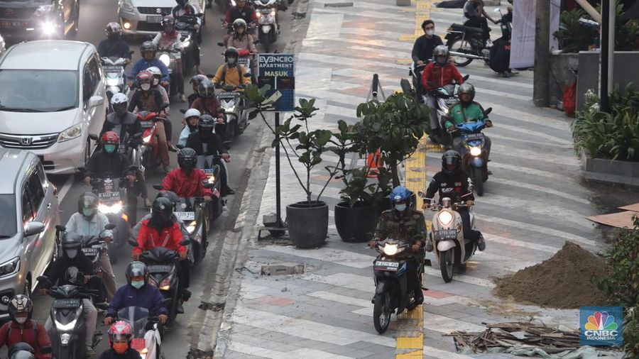 Sejumlah kendara bermotor melintas di trotoar di Kawasan Margonda Depok, Jawa Barat, Jumat, 25/11. Pelebaran trotoar di Jalan Margonda Raya, Depok, Jawa Barat (Jabar) ditargetkan rampung pada akhir tahun 2022. (CNBC Indonesia/Muhammad Sabki)