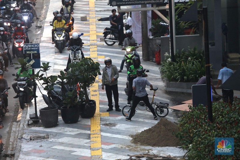 Sejumlah kendara bermotor melintas di trotoar di Kawasan Margonda Depok, Jawa Barat, Jumat, 25/11. Pelebaran trotoar di Jalan Margonda Raya, Depok, Jawa Barat (Jabar) ditargetkan rampung pada akhir tahun 2022. (CNBC Indonesia/Muhammad Sabki) Sejumlah kendara bermotor melintas di trotoar di Kawasan Margonda Depok, Jawa Barat, Jumat, 25/11. Pelebaran trotoar di Jalan Margonda Raya, Depok, Jawa Barat (Jabar) ditargetkan rampung pada akhir tahun 2022. (CNBC Indonesia/Muhammad Sabki)