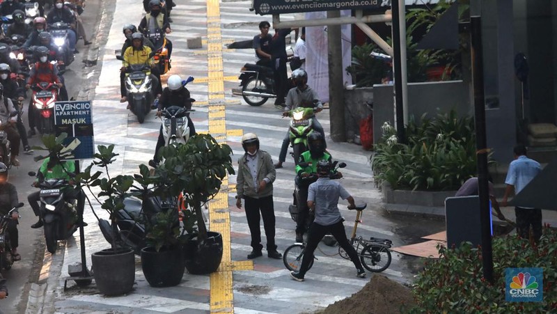 Sejumlah kendara bermotor melintas di trotoar di Kawasan Margonda Depok, Jawa Barat, Jumat, 25/11. Pelebaran trotoar di Jalan Margonda Raya, Depok, Jawa Barat (Jabar) ditargetkan rampung pada akhir tahun 2022. (CNBC Indonesia/Muhammad Sabki)