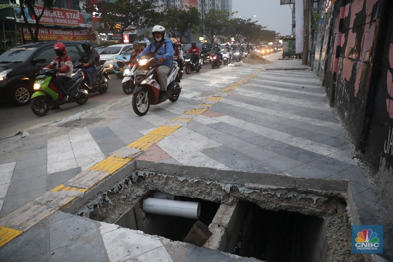 Sejumlah kendara bermotor melintas di trotoar di Kawasan Margonda Depok, Jawa Barat, Jumat, 25/11. Pelebaran trotoar di Jalan Margonda Raya, Depok, Jawa Barat (Jabar) ditargetkan rampung pada akhir tahun 2022. (CNBC Indonesia/Muhammad Sabki) Sejumlah kendara bermotor melintas di trotoar di Kawasan Margonda Depok, Jawa Barat, Jumat, 25/11. Pelebaran trotoar di Jalan Margonda Raya, Depok, Jawa Barat (Jabar) ditargetkan rampung pada akhir tahun 2022. (CNBC Indonesia/Muhammad Sabki)