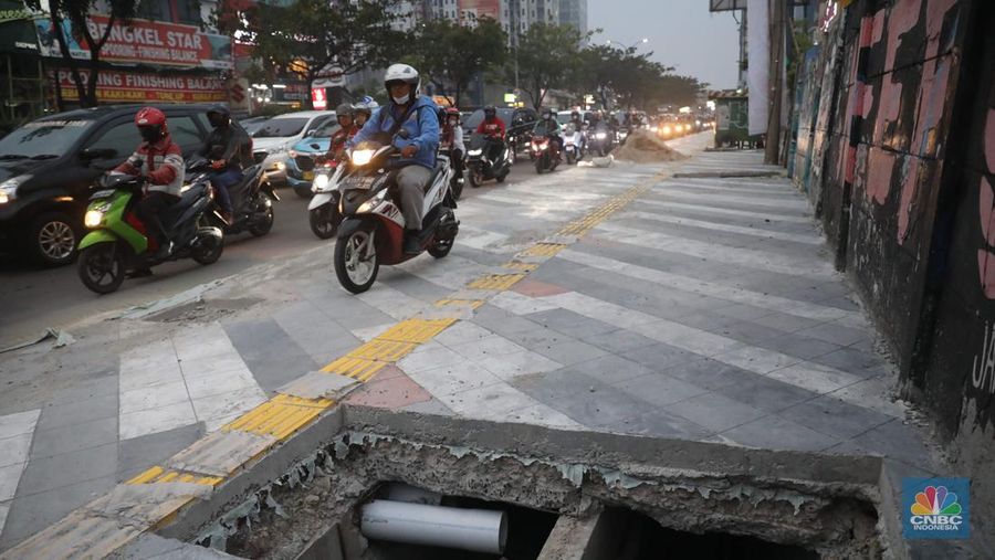Sejumlah kendara bermotor melintas di trotoar di Kawasan Margonda Depok, Jawa Barat, Jumat, 25/11. Pelebaran trotoar di Jalan Margonda Raya, Depok, Jawa Barat (Jabar) ditargetkan rampung pada akhir tahun 2022. (CNBC Indonesia/Muhammad Sabki)
