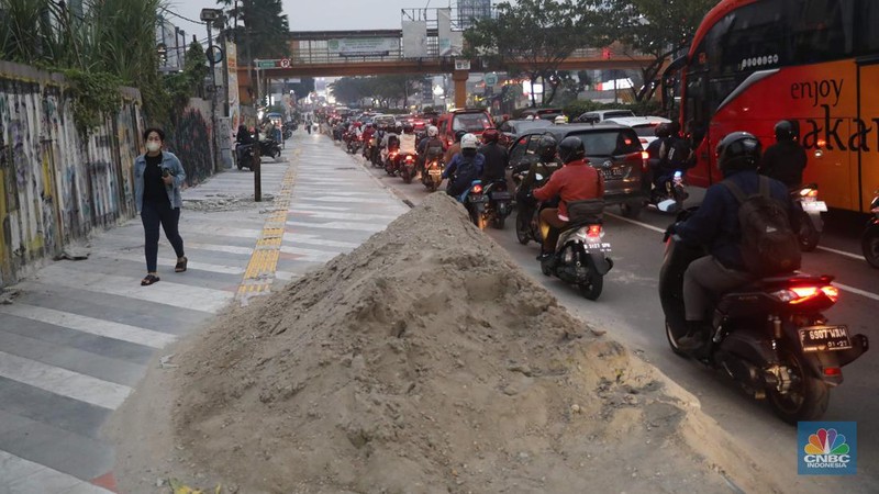 Sejumlah kendara bermotor melintas di trotoar di Kawasan Margonda Depok, Jawa Barat, Jumat, 25/11. Pelebaran trotoar di Jalan Margonda Raya, Depok, Jawa Barat (Jabar) ditargetkan rampung pada akhir tahun 2022. (CNBC Indonesia/Muhammad Sabki)