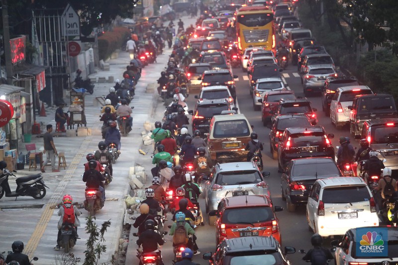 Sejumlah kendara bermotor melintas di trotoar di Kawasan Margonda Depok, Jawa Barat, Jumat, 25/11. Pelebaran trotoar di Jalan Margonda Raya, Depok, Jawa Barat (Jabar) ditargetkan rampung pada akhir tahun 2022. (CNBC Indonesia/Muhammad Sabki) Sejumlah kendara bermotor melintas di trotoar di Kawasan Margonda Depok, Jawa Barat, Jumat, 25/11. Pelebaran trotoar di Jalan Margonda Raya, Depok, Jawa Barat (Jabar) ditargetkan rampung pada akhir tahun 2022. (CNBC Indonesia/Muhammad Sabki)