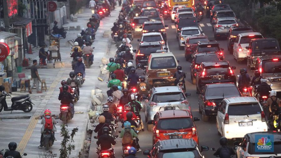 Sejumlah kendara bermotor melintas di trotoar di Kawasan Margonda Depok, Jawa Barat, Jumat, 25/11. Pelebaran trotoar di Jalan Margonda Raya, Depok, Jawa Barat (Jabar) ditargetkan rampung pada akhir tahun 2022. (CNBC Indonesia/Muhammad Sabki)