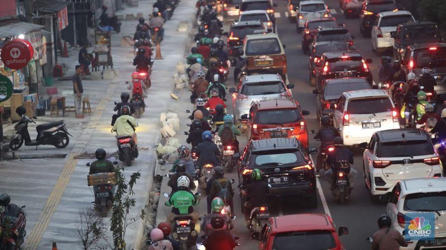 Sejumlah kendara bermotor melintas di trotoar di Kawasan Margonda Depok, Jawa Barat, Jumat, 25/11. Pelebaran trotoar di Jalan Margonda Raya, Depok, Jawa Barat (Jabar) ditargetkan rampung pada akhir tahun 2022. (CNBC Indonesia/Muhammad Sabki)