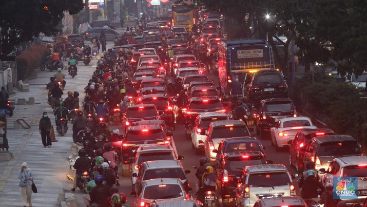 Sejumlah kendara bermotor melintas di trotoar di Kawasan Margonda Depok, Jawa Barat, Jumat, 25/11. Pelebaran trotoar di Jalan Margonda Raya, Depok, Jawa Barat (Jabar) ditargetkan rampung pada akhir tahun 2022. (CNBC Indonesia/Muhammad Sabki) Sejumlah kendara bermotor melintas di trotoar di Kawasan Margonda Depok, Jawa Barat, Jumat, 25/11. Pelebaran trotoar di Jalan Margonda Raya, Depok, Jawa Barat (Jabar) ditargetkan rampung pada akhir tahun 2022. (CNBC Indonesia/Muhammad Sabki)