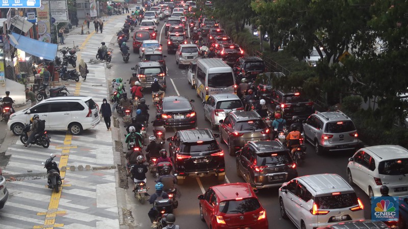 Sejumlah kendara bermotor melintas di trotoar di Kawasan Margonda Depok, Jawa Barat, Jumat, 25/11. Pelebaran trotoar di Jalan Margonda Raya, Depok, Jawa Barat (Jabar) ditargetkan rampung pada akhir tahun 2022. (CNBC Indonesia/Muhammad Sabki) Sejumlah kendara bermotor melintas di trotoar di Kawasan Margonda Depok, Jawa Barat, Jumat, 25/11. Pelebaran trotoar di Jalan Margonda Raya, Depok, Jawa Barat (Jabar) ditargetkan rampung pada akhir tahun 2022. (CNBC Indonesia/Muhammad Sabki)