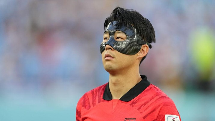 Son Heung-min, Kapten Timnas Korea AL RAYYAN, QATAR - NOVEMBER 24: Son Heungmin of Korea Republic looks on prior to the FIFA World Cup Qatar 2022 Group H match between Uruguay and Korea Republic at Education City Stadium on November 24, 2022 in Al Rayyan, Qatar. (Photo by Etsuo Hara/Getty Images)