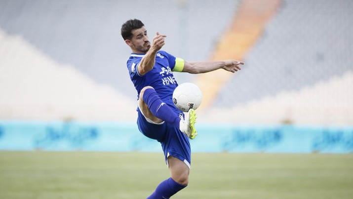 Voria Ghafouri dari Esteghlal mengontrol bola selama pertandingan Liga Pro Teluk Persia antara Esteghlal dan Padideh FC di Stadion Azadi pada 21 Juni 2021 di Teheran, Iran. (Mohammad Karamali/DeFodi Images via Getty Images)