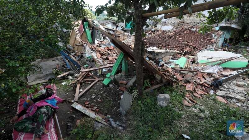 Warga tidur di rumah yang rusak akibat guncangan gempa berkekuatan 5,6 magnitudo (M) di Kampung Cijedil, desa Cijedil, Kecamatan Cugenang, Cianjur, Selasa (22/11/2022). (CNBC Indonesia/Andrean Kristianto)