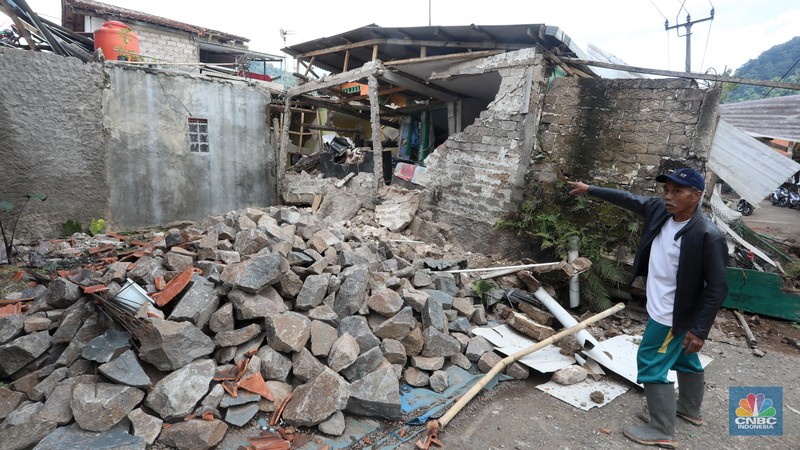 Warga tidur di rumah yang rusak akibat guncangan gempa berkekuatan 5,6 magnitudo (M) di Kampung Cijedil, desa Cijedil, Kecamatan Cugenang, Cianjur, Selasa (22/11/2022). Warga tidur di rumah yang rusak akibat guncangan gempa berkekuatan 5,6 magnitudo (M) di Kampung Cijedil, desa Cijedil, Kecamatan Cugenang, Cianjur, Selasa (22/11/2022). (CNBC Indonesia/Andrean Kristianto)