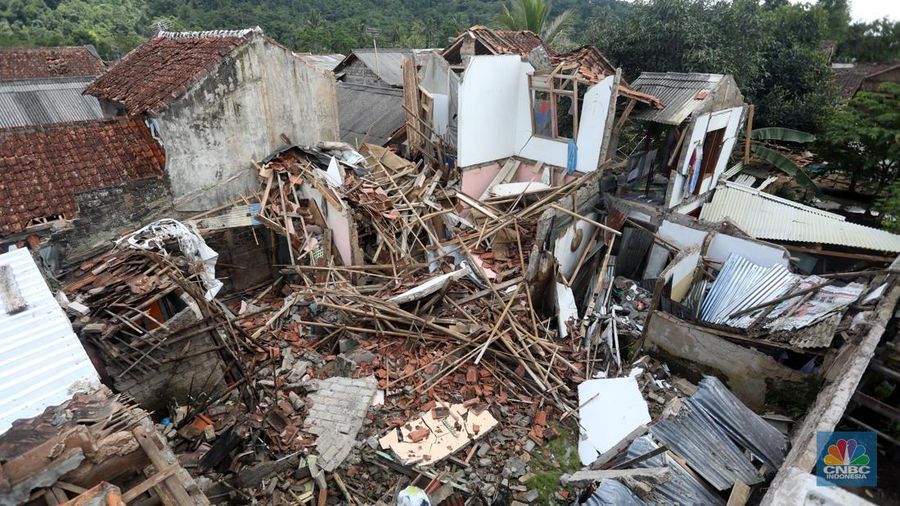 Warga tidur di rumah yang rusak akibat guncangan gempa berkekuatan 5,6 magnitudo (M) di Kampung Cijedil, desa Cijedil, Kecamatan Cugenang, Cianjur, Selasa (22/11/2022). (CNBC Indonesia/Andrean Kristianto)