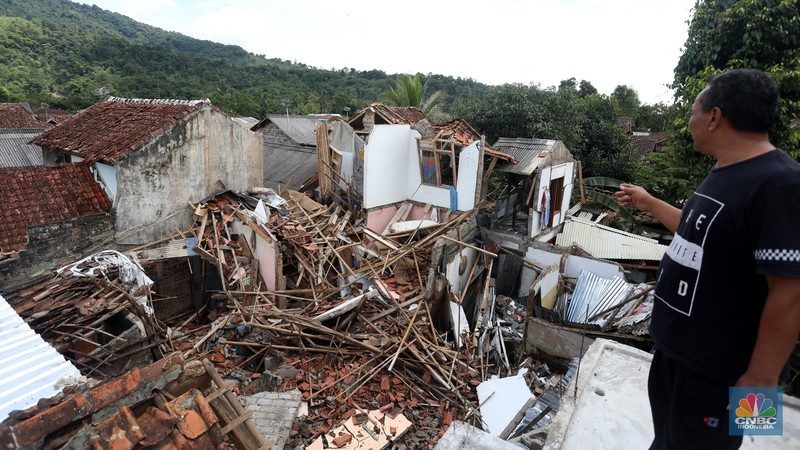 Warga tidur di rumah yang rusak akibat guncangan gempa berkekuatan 5,6 magnitudo (M) di Kampung Cijedil, desa Cijedil, Kecamatan Cugenang, Cianjur, Selasa (22/11/2022). (CNBC Indonesia/Andrean Kristianto)