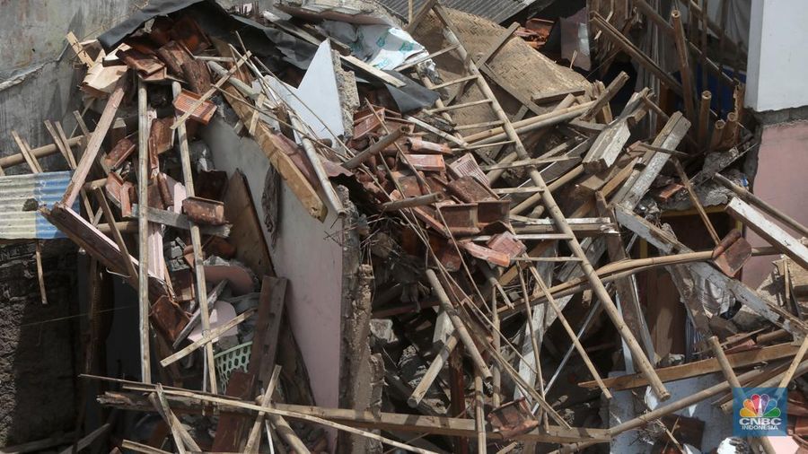 Warga tidur di rumah yang rusak akibat guncangan gempa berkekuatan 5,6 magnitudo (M) di Kampung Cijedil, desa Cijedil, Kecamatan Cugenang, Cianjur, Selasa (22/11/2022). (CNBC Indonesia/Andrean Kristianto)