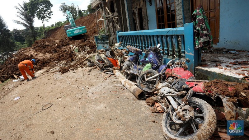 Warga tidur di rumah yang rusak akibat guncangan gempa berkekuatan 5,6 magnitudo (M) di Kampung Cijedil, desa Cijedil, Kecamatan Cugenang, Cianjur, Selasa (22/11/2022). Warga tidur di rumah yang rusak akibat guncangan gempa berkekuatan 5,6 magnitudo (M) di Kampung Cijedil, desa Cijedil, Kecamatan Cugenang, Cianjur, Selasa (22/11/2022). (CNBC Indonesia/Andrean Kristianto)